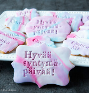 https://www.kinuskikissa.fi/wp-content/uploads/sini/personoidut-pikkuleivat-4-287x300.jpg
