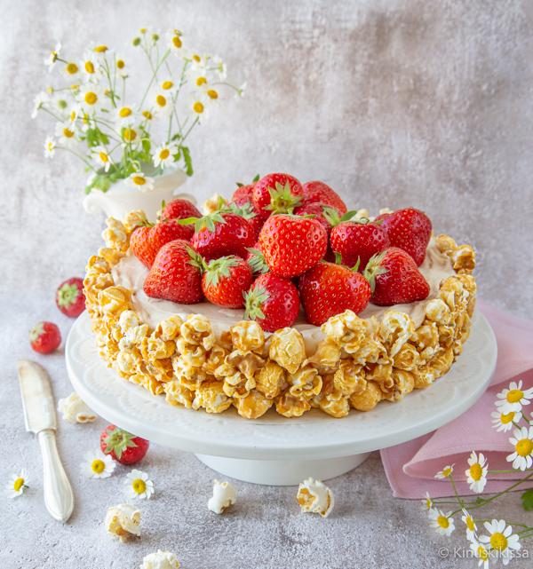 https://www.kinuskikissa.fi/wp-content/uploads/sini/popcorn-mansikkakakku.jpg