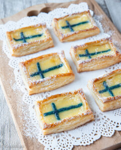 https://www.kinuskikissa.fi/wp-content/uploads/sini/suomen-lippu-viinerit-2-242x300.jpg