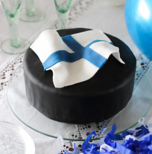 https://www.kinuskikissa.fi/wp-content/uploads/sini/suomi-kakku-297x300.jpg