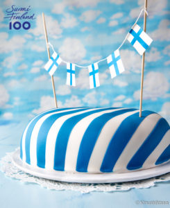 https://www.kinuskikissa.fi/wp-content/uploads/sini/suomi100-kakku-2-245x300.jpg