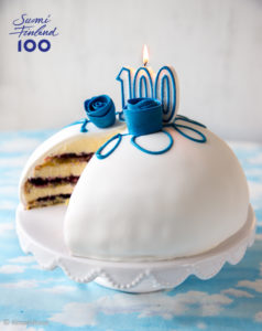 https://www.kinuskikissa.fi/wp-content/uploads/sini/suomi100-kakku-suomi-neidon-kakku-2-238x300.jpg
