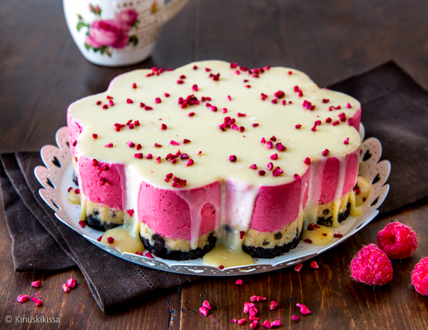 https://www.kinuskikissa.fi/wp-content/uploads/sini/vadelma-cookie-dough-kakku.jpg