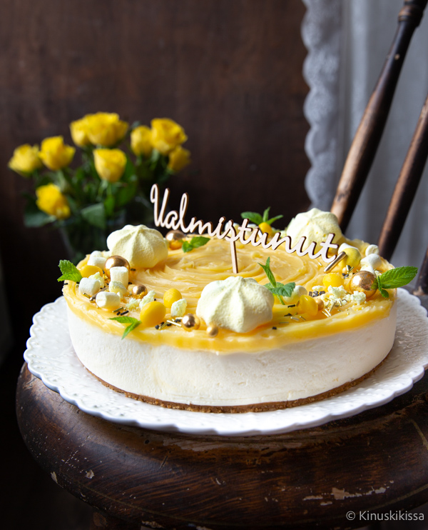 https://www.kinuskikissa.fi/wp-content/uploads/sini/valmistujaiskakku.jpg
