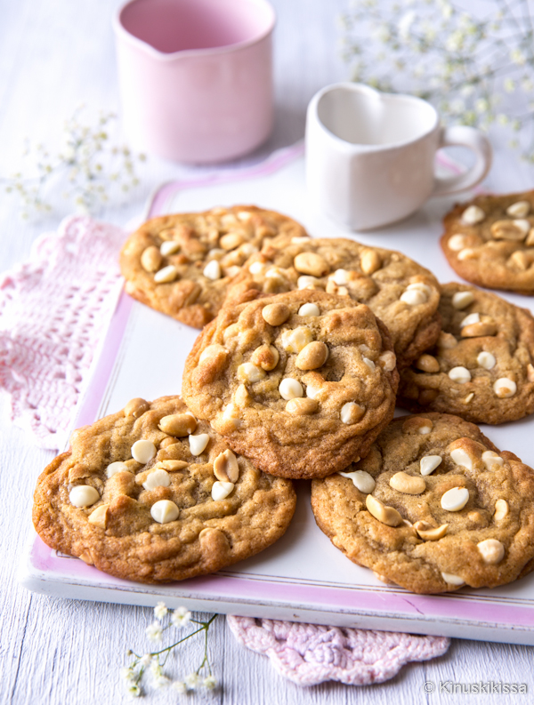 https://www.kinuskikissa.fi/wp-content/uploads/sini/white-chocolate-chip-cookies.jpg