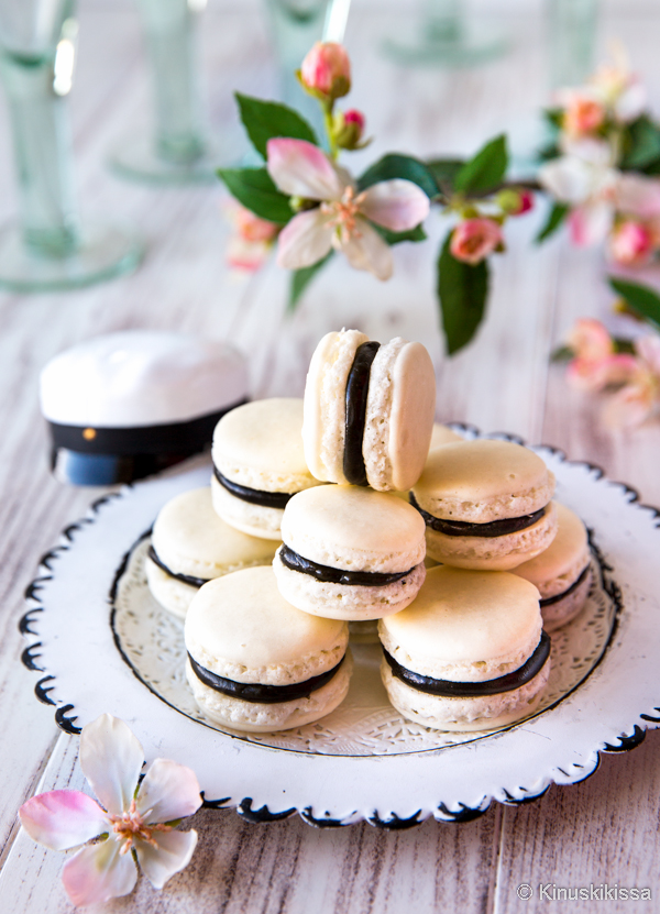 https://www.kinuskikissa.fi/wp-content/uploads/sini/yo-macarons-1.jpg